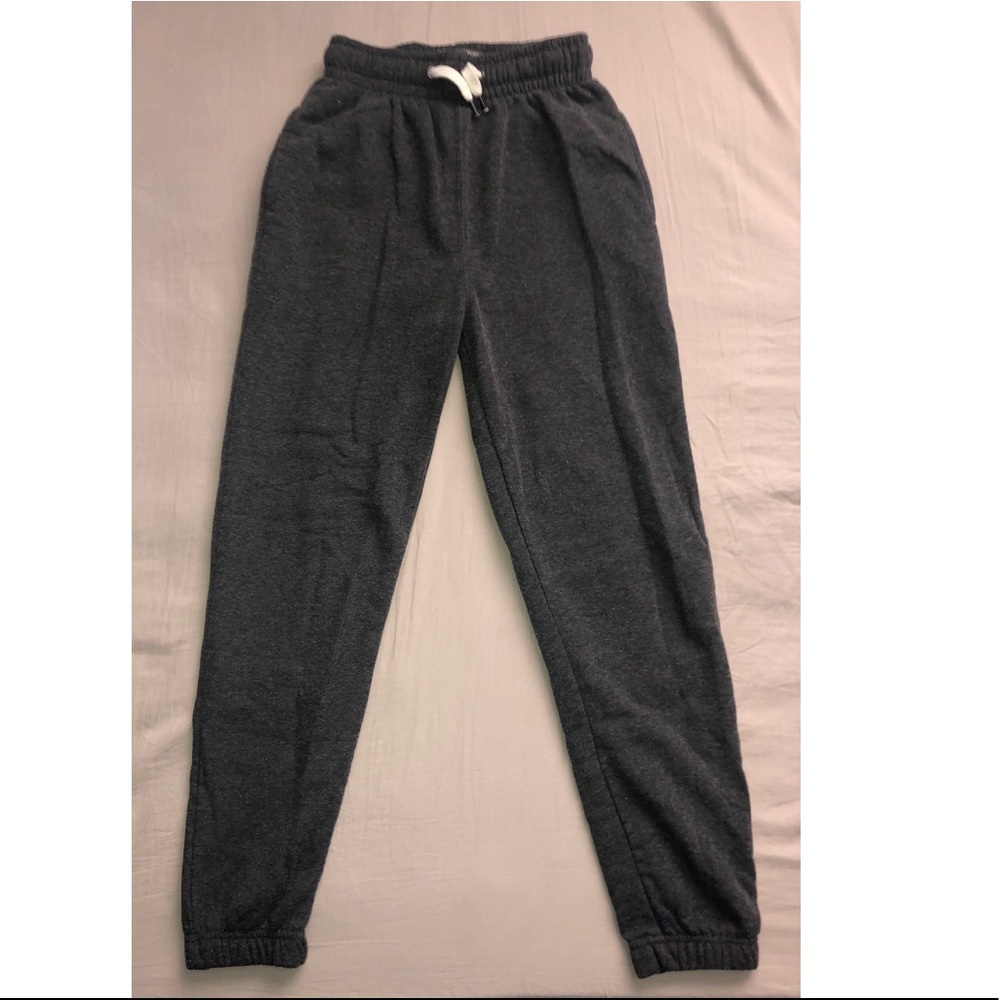 gray sweatpants